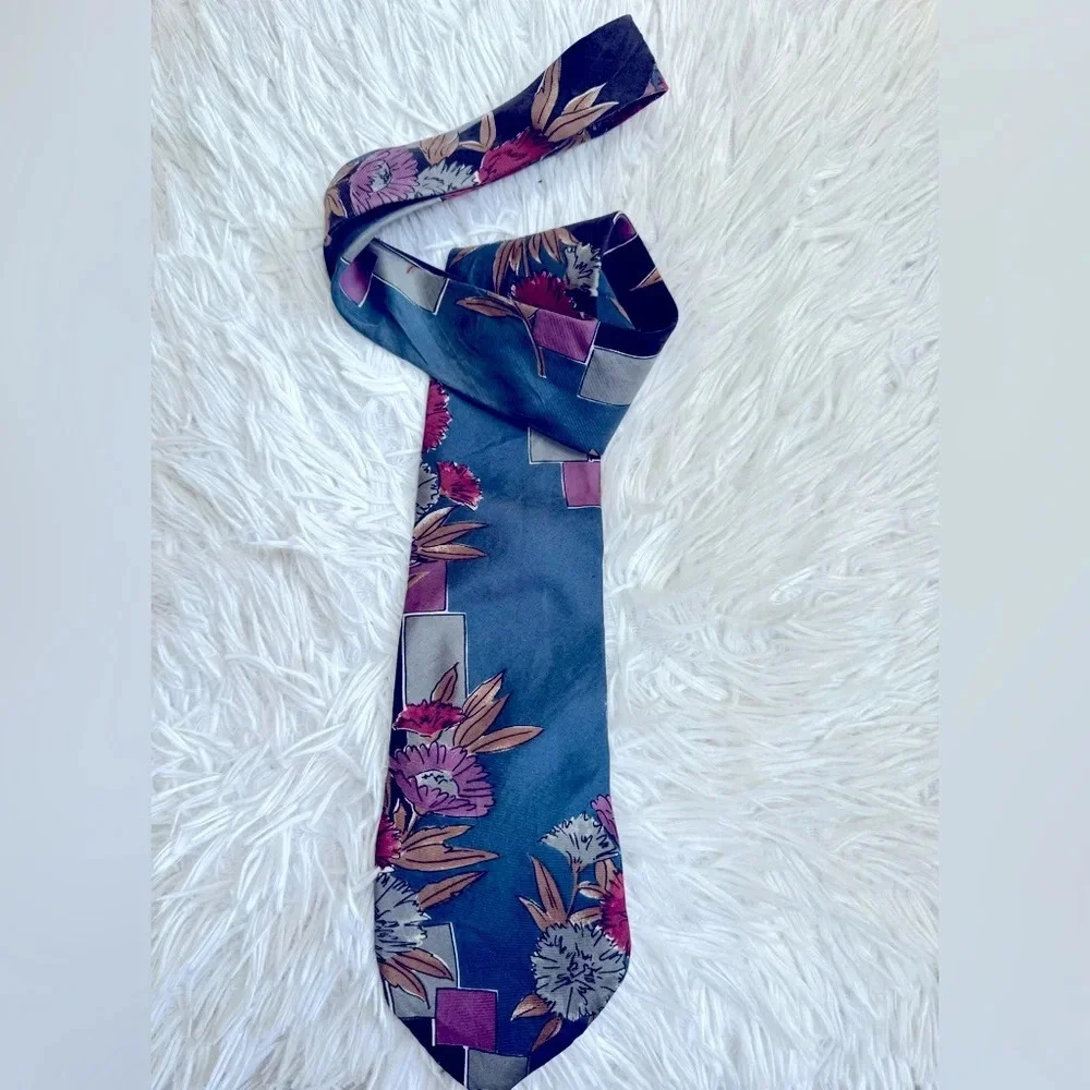 Don Loper of Beverly Hills-100% Italian silk blue w/floral geometric pattern tie